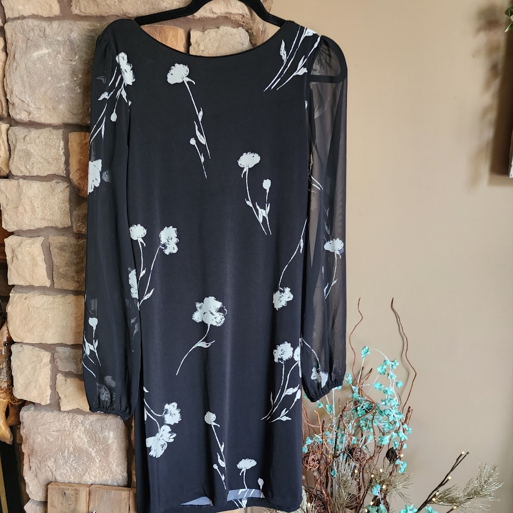 WHBM black and white dress sz med.  Shift style